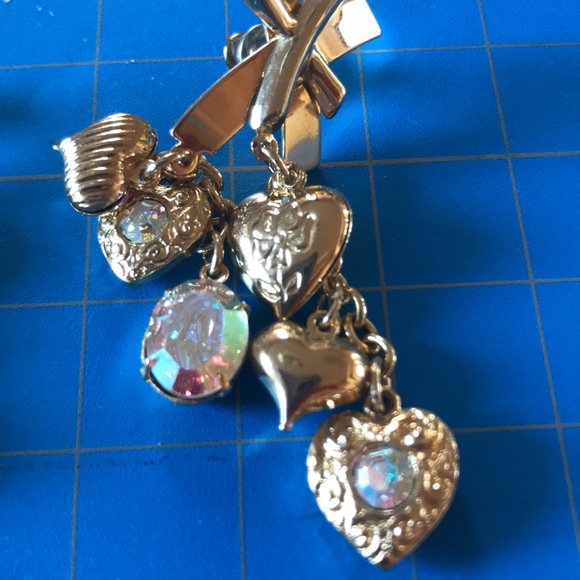 Adorable gold tone earrings with charm hearts - Picture 5 of 6